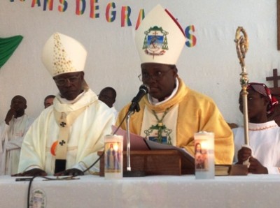 Mgr Séraphin à gauche et Mgr Laurent évêque de Dori à droite.