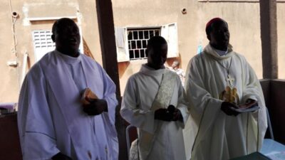 Mgr Lucas, le Père SOME et un diacre.