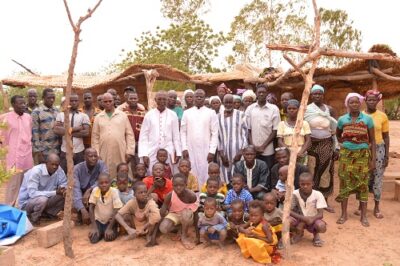 Mgr. et la communauté de Roumba