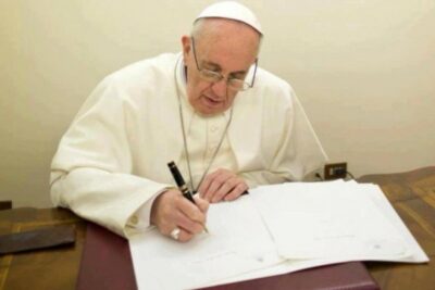 Le Pape François signe une lettre apostolique à la fin du jubilé de la miséricorde