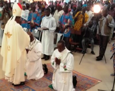 Imposition des mains par Mgr Thomas KABORE