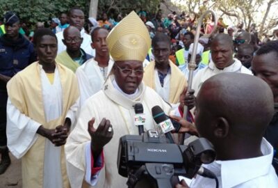 Mgr Paul à la fin de la Messe à Dingasso