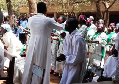 Vue partielle de la chorale à la messe d'ouverture