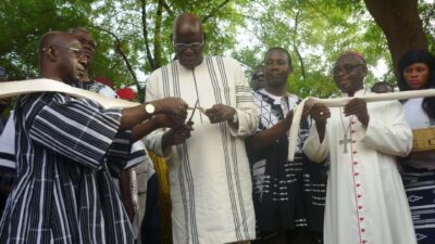 coupure du ruban par le président de l'assemblée <nationale burkinabè