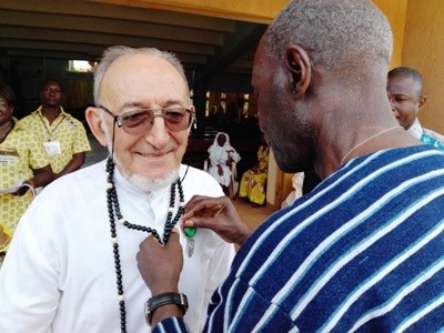 Le père Clochard décoré par le Grand Chancelier des Ordres Burkinabé